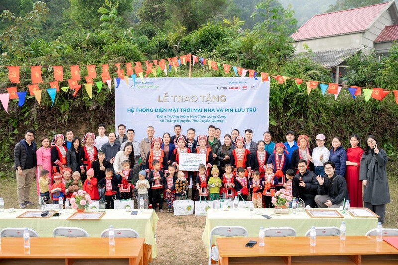 Niềm vui hân hoan của cô trò điểm trường trong ngày nhận hệ thống điện mặt trời