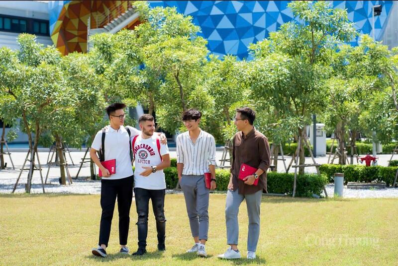 Sinh viên trao đổi học thuật cùng nhau.