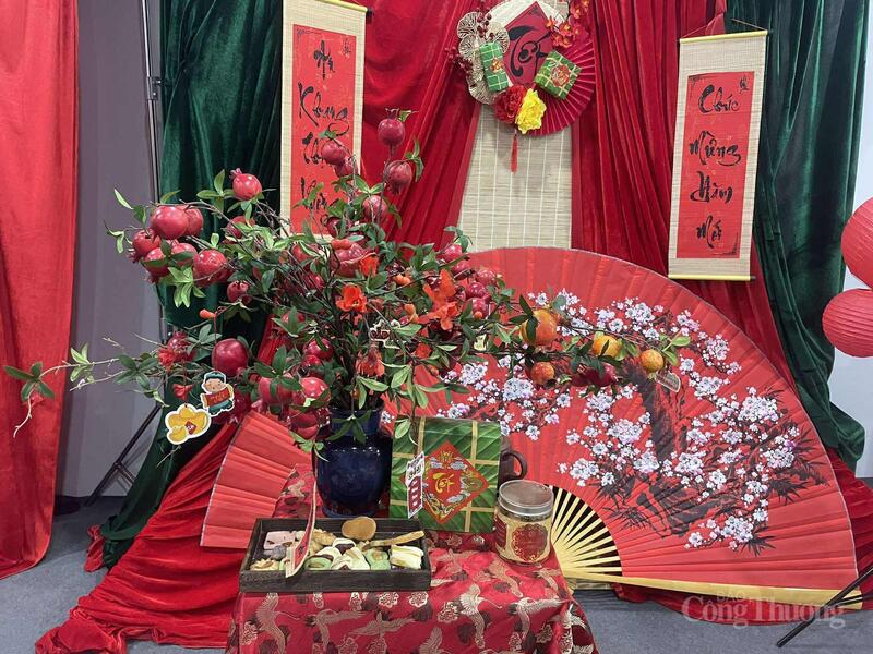 Một số doanh nghiệp trưng bày khu decor với set quà Tết cho khách chụp ảnh.