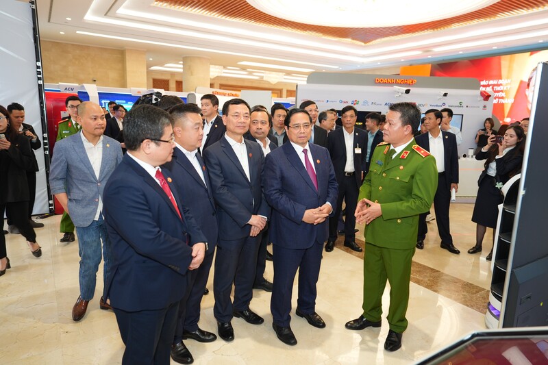 នាយករដ្ឋមន្ត្រី ផាម មិញជិញ អញ្ជើញទស្សនាស្តង់តាំងពិព័រណ៍របស់ បាវ មិញ ក្នុងសន្និសីទ។