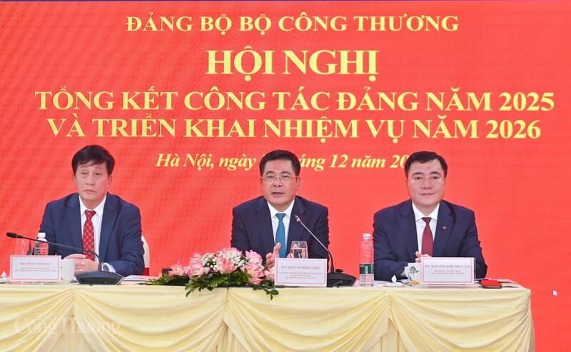 Ủy viên Ban Chấp hành Trung ương Đảng - Bí thư Đảng uỷ, Bộ trưởng Bộ Công Thương Nguyễn Hồng Diên chỉ đạo tại hội nghị.