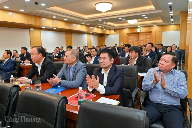 Tham dự hội nghị còn có các đồng chí Ủy viên Ban Chấp hành Đảng bộ Bộ Công Thương; các đồng chí Bí thư, Phó Bí thư các đảng bộ, chi bộ trực thuộc...