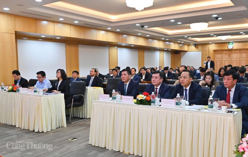 Các đại biểu tham dự hội nghị.