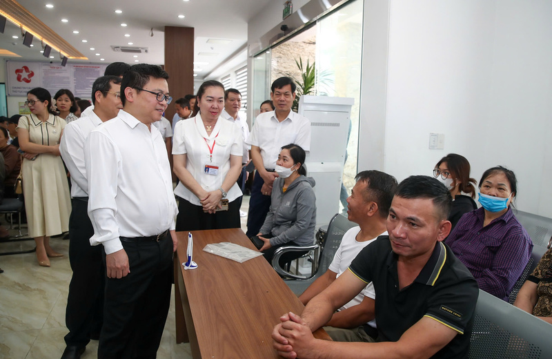 Thứ trưởng Bộ Công Thương Trương Thanh Hoài và Đoàn công tác của Bộ Công Thương, lãnh đạo UBND TP. Hải Phòng thăm, chia sẻ cùng người dân tại Trung tâm Phục vụ hành chính công phường Thủy Nguyên. Ảnh: Nam Nguyễn.