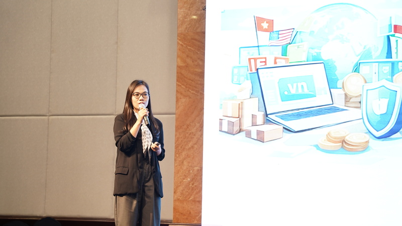 Bà Nguyễn Thúy Anh, Phó phòng Chuyển đổi số, Cục Thương mại điện tử và Kinh tế số chia sẻ tại diễn đàn.