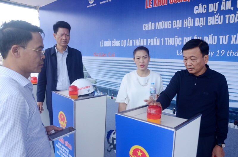 Thứ trưởng Bộ Xây dựng Nguyễn Danh Huy kiểm tra công tác chuẩn bị tổ chức lễ khởi công dự án thành phần 1 tại điểm cầu tỉnh Lào Cai. Ảnh: Hà Thắng