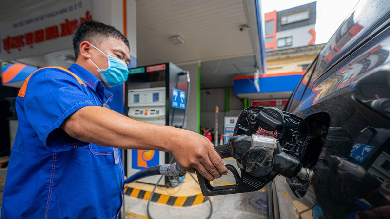 Giá xăng dầu giảm đồng loạt từ 15h ngày 18/12/2025.