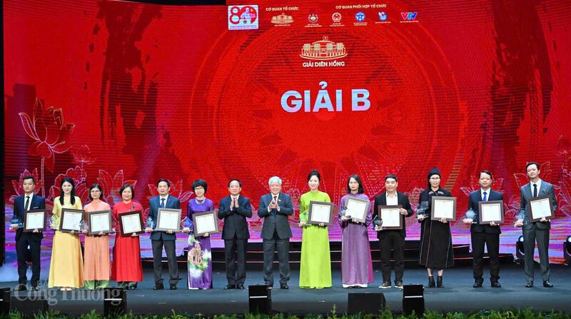 Các đại biểu trao giải cho các tác giả, nhóm tác giả đoạt giải B.