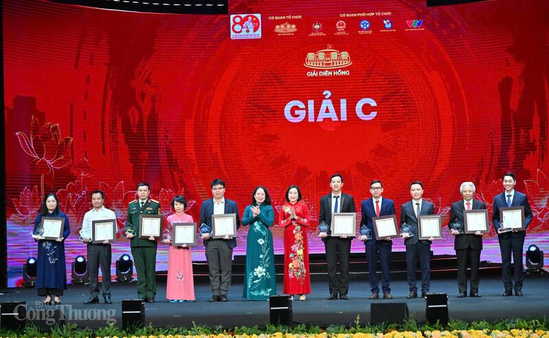 Các đại biểu trao giải cho các tác giả, nhóm tác giả đoạt giải C.