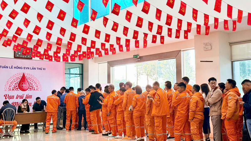Cán bộ công nhân viên Công ty Điện lực Bắc Ninh làm thủ tục hiến máu.