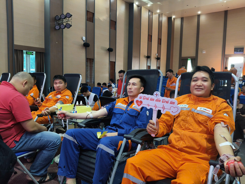 Niềm vui của những người thợ điện được tại buổi hiến máu tình nguyện.
