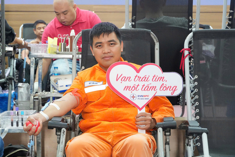 Cán bộ, công nhân viên Công ty Điện lực Bắc Ninh tham gia hiến máu.