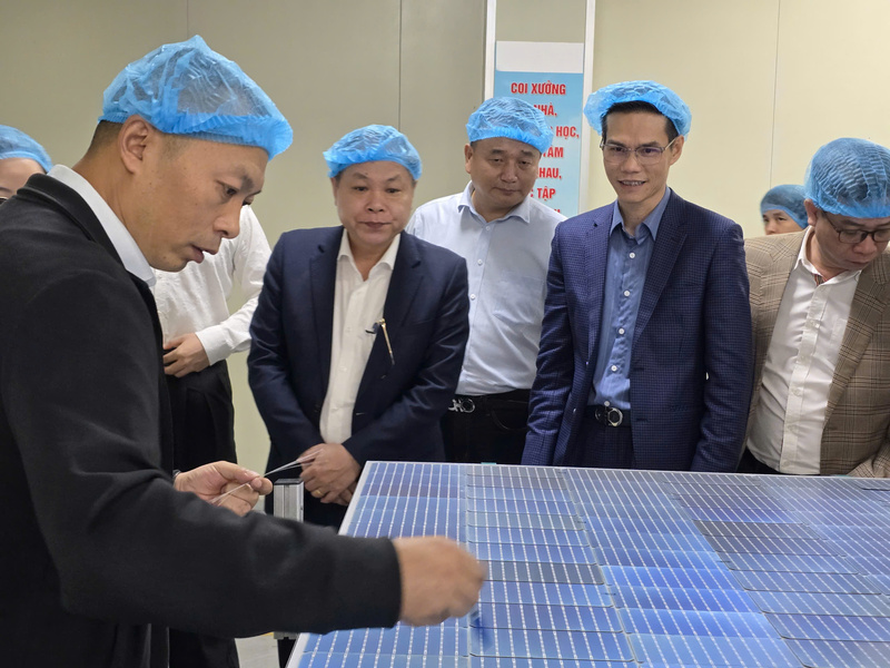 Στελέχη του Τμήματος Ηλεκτρισμού - Υπουργείο Βιομηχανίας και Εμπορίου επισκέφθηκαν την Honyu Solar Company, κατασκευαστή ηλιακών πάνελ, στο Βιομηχανικό Πάρκο Que Vo 3.