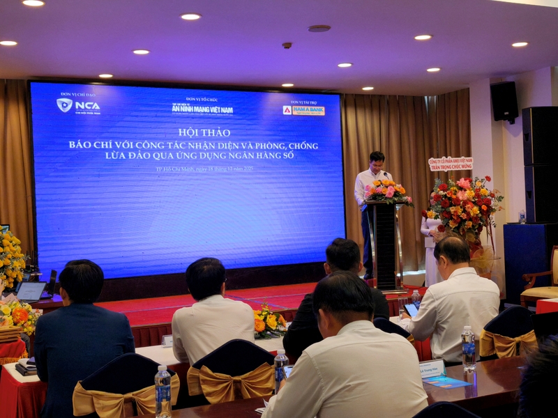 Quang cảnh Hội thảo “Báo chí với công tác nhận diện và phòng, chống lừa đảo qua ứng dụng ngân hàng số”.