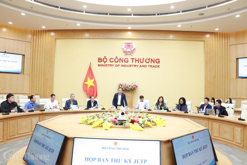 Thứ trưởng Bộ Công Thương Nguyễn Hoàng Long chủ trì cuộc họp. Ảnh: Thanh Tuấn.