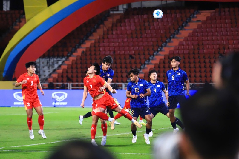 Ở hiệp 1, các cầu thủ Thái Lan đã vượt lên dẫn trước với 2 pha lập công sắc bén. Ảnh: Du Miên