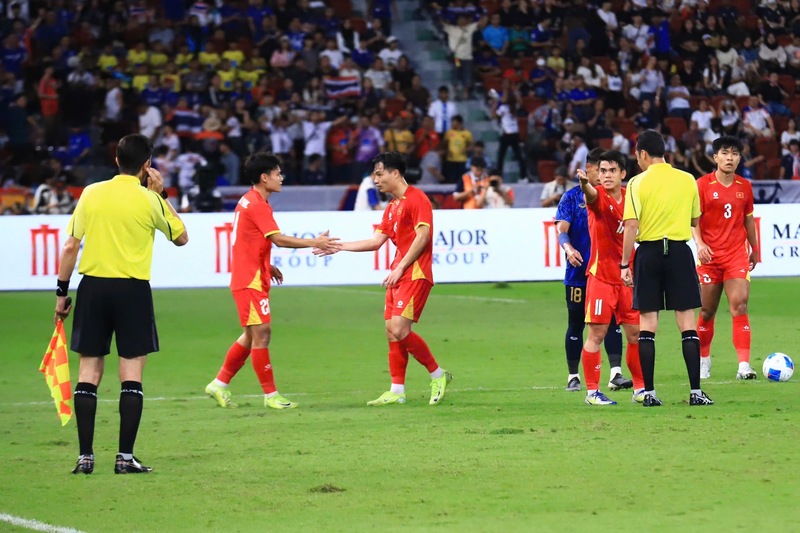 Các cầu thủ U22 duy trì sự tập trung cao độ. Ảnh: Du Miên