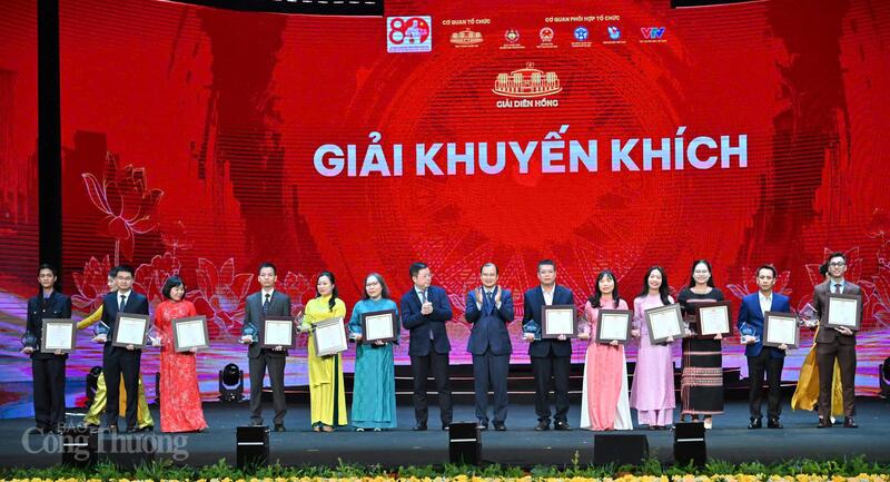 Các đại biểu trao giải cho các tác giả, nhóm tác giả đoạt giải Khuyến khích.