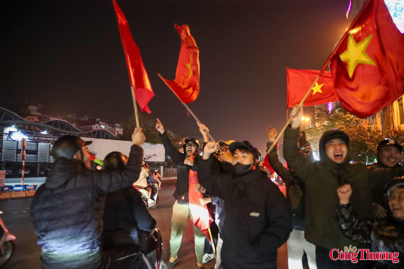 Hòa chung niềm vui chiến thắng, nhiều người dân mang theo cờ Tổ quốc, băng rôn, kèn cổ vũ.