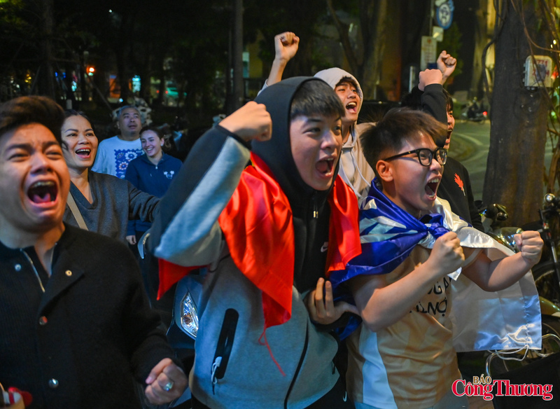 ...và vỡ ào cảm xúc khi trận đấu kết thúc.