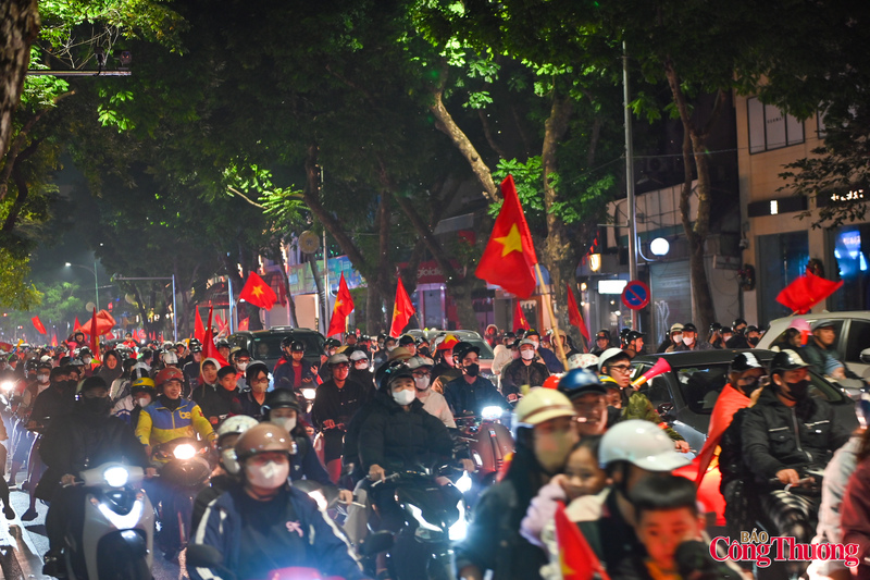 Ngay sau tiếng còi mãn cuộc, hàng ngàn người dân đã đổ ra đường ăn mừng chức vô địch đầy cảm xúc của U22 Việt Nam.