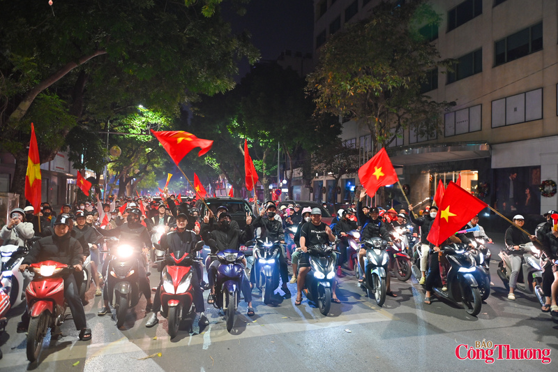 Trong đêm "không ngủ" mừng chiến tích của bóng đá nước nhà, hàng nghìn cổ động viên phấn khích nhưng không quên chấp hành luật giao thông. Hình ảnh người đi đường dừng đèn đỏ thẳng tắp, không chạm vạch kẻ được ghi nhận trên phố Hai Bà Trưng (Hà Nội).