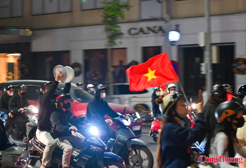 Nhiều tuyến phố ở Hà Nội vang tiếng hò hét ăn mừng chiến thắng.
