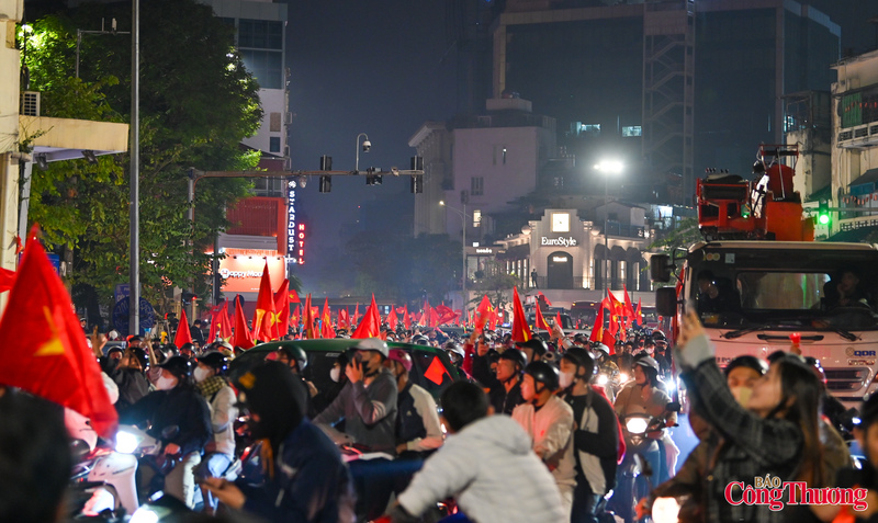 Dòng người hâm mô ăn mừng chiến thắng trên đường Nguyễn Thái Học - Tràng Thi.