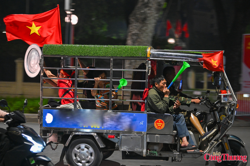 Những tiếng hô vang "Việt Nam vô địch", "Việt Nam chiến thắng" liên tục vang lên, khuấy động cả khu vực.