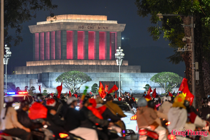 Dòng người đổ về quảng trường Ba Đình.