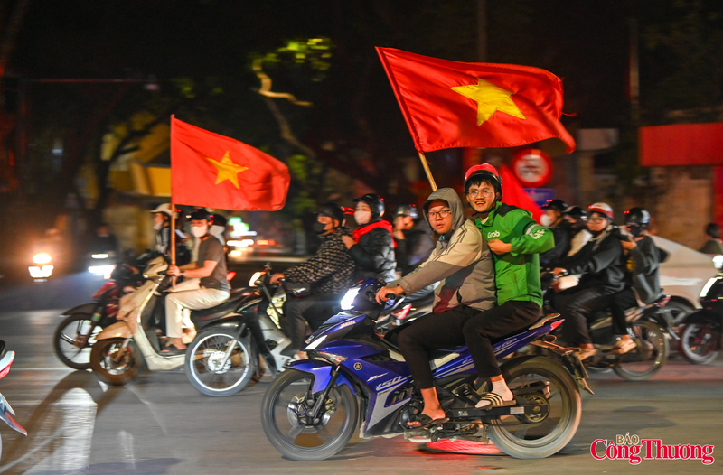 Không chỉ có tiếng còi xe, tiếng loa công suất lớn phát vang bài hát "Như có Bác Hồ trong ngày vui đại thắng".