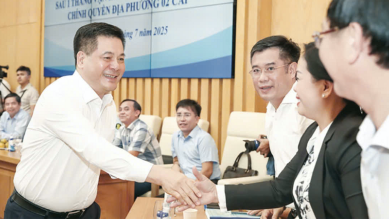 Bộ trưởng Bộ Công Thương Nguyên Hóng Diên tại buổi làm việc với Sở Công Thương, Quản lý thị trường 34 tỉnh, thành phố về triển khai các nhiệm vụ tổ chức bộ máy chính quyền địa phương 2 cấp và phân cấp, phân quyền trong lĩnh vực công nghiệp và thương mại.