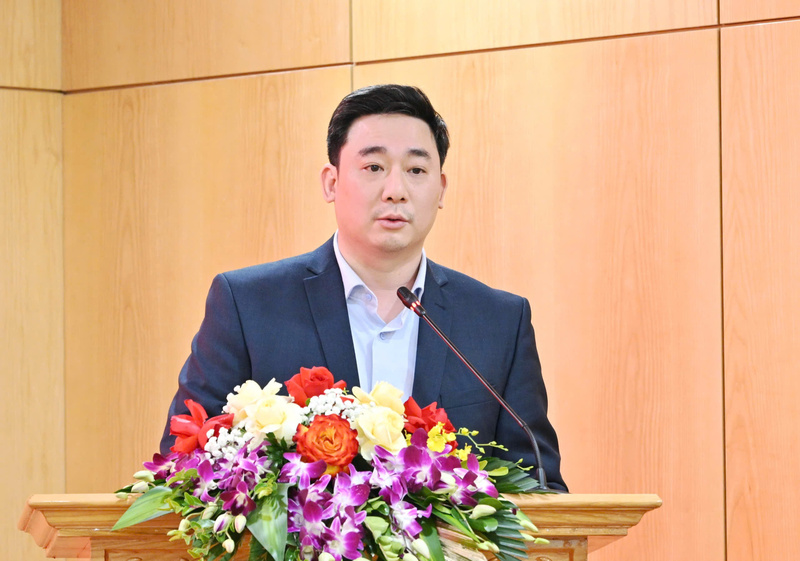 Bí thư chi bộ, Vụ trưởng Vụ Pháp chế Ngô Đức Minh trình bày tham luận. Ảnh: Cấn Dũng