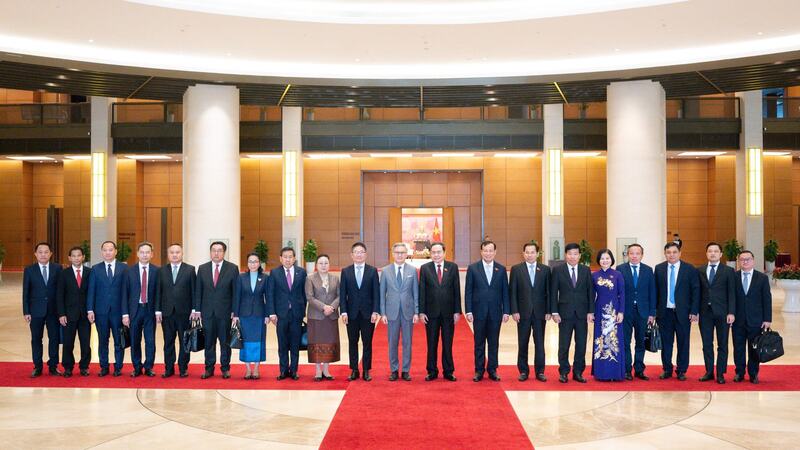 Chủ tịch Quốc hội Trần Thanh Mẫn; Bộ trưởng Bộ Ngoại giao Lào Thongsavanh Phomvihane và các đại biểu chụp ảnh. Ảnh: VPQH.