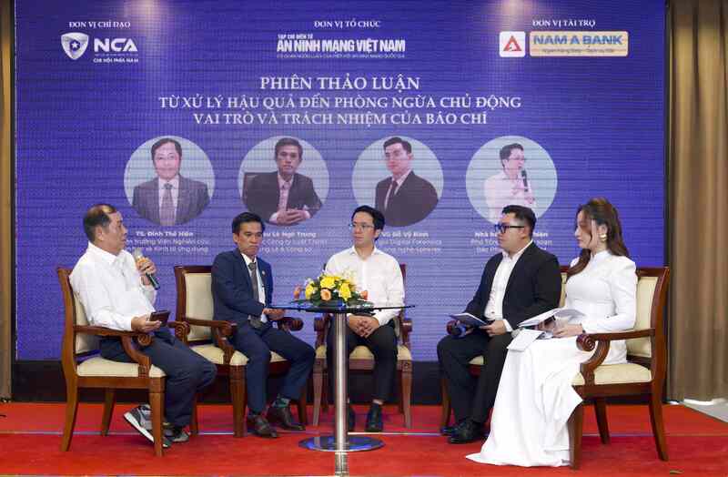 Các đại biểu trao đổi, thảo luận tại sự kiện.