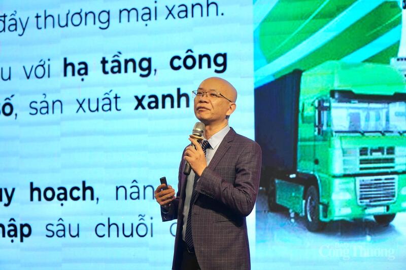 Ông Trần Thanh Hải, Phó Cục trưởng Cục Xuất nhập khẩu, Bộ Công Thương tham luận tại diễn đàn. Ảnh: Minh Trang