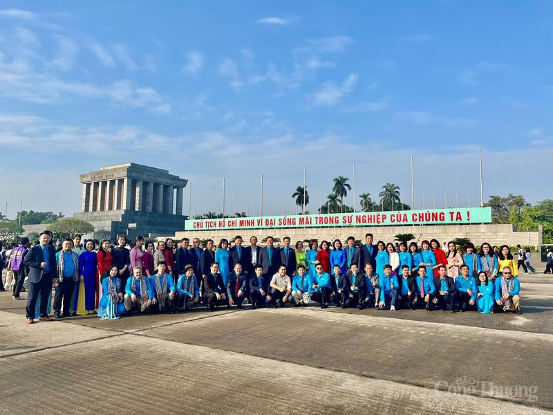 Đoàn đại biểu Công đoàn Công Thương Việt Nam chụp hình tại Lăng Bác.