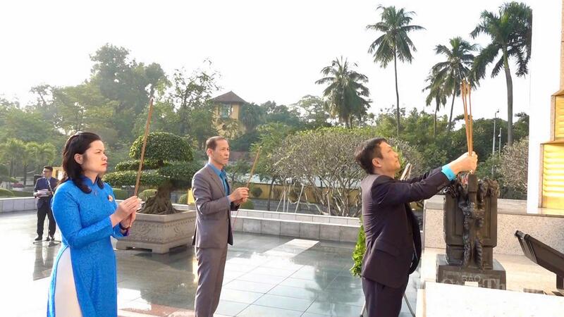 Đoàn đại biểu do đồng chí Lê An Hải - Ủy viên Đoàn Chủ tịch Tổng Liên đoàn Lao động Việt Nam, Chủ tịch Công đoàn Công Thương Việt Nam làm Trưởng đoàn, thắp hương tưởng nhớ các Anh hùng liệt sĩ Bắc Sơn.