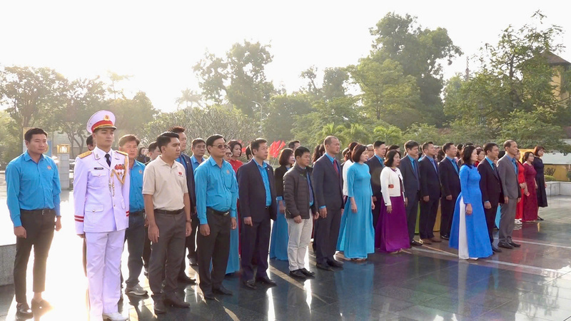 Đoàn đại biểu Công đoàn Công Thương Việt Nam thành kính nghiêng mình tưởng niệm trước các Anh hùng liệt sĩ.