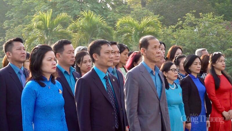 Đoàn đại biểu của Công đoàn Công Thương thành kính tri ân tại Đài tưởng niệm các Anh hùng liệt sĩ Bắc Sơn.