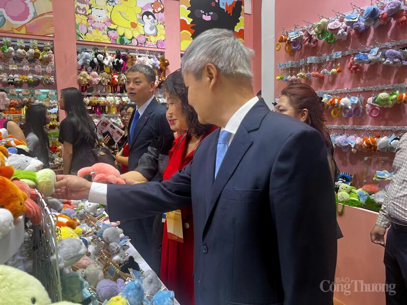 Các đại biểu đến tham quan các gian hàng sau lễ khai mạc.