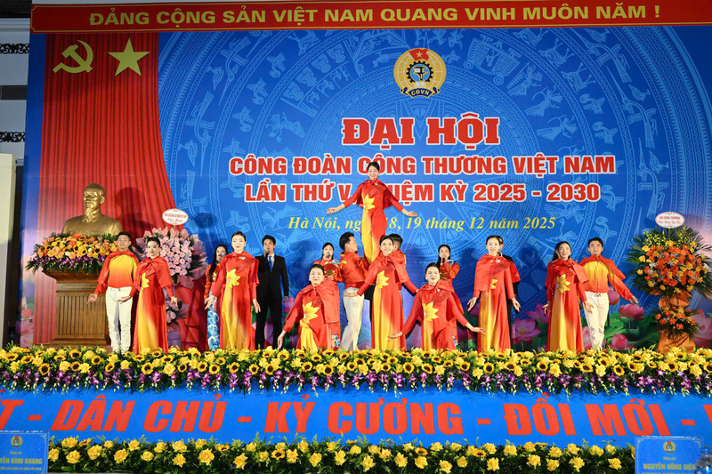 Văn nghệ chào mừng Đại hội Công đoàn Công Thương Việt Nam lần thứ V. Ảnh: Cấn Dũng.