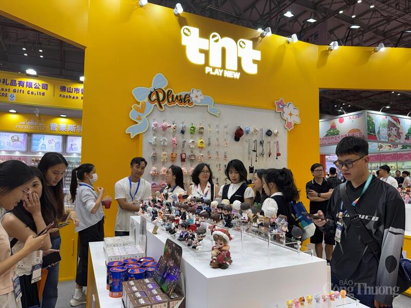 Các gian hàng thu hút đông đảo khách tham quan ngay ngày đầu diễn ra triển lãm.