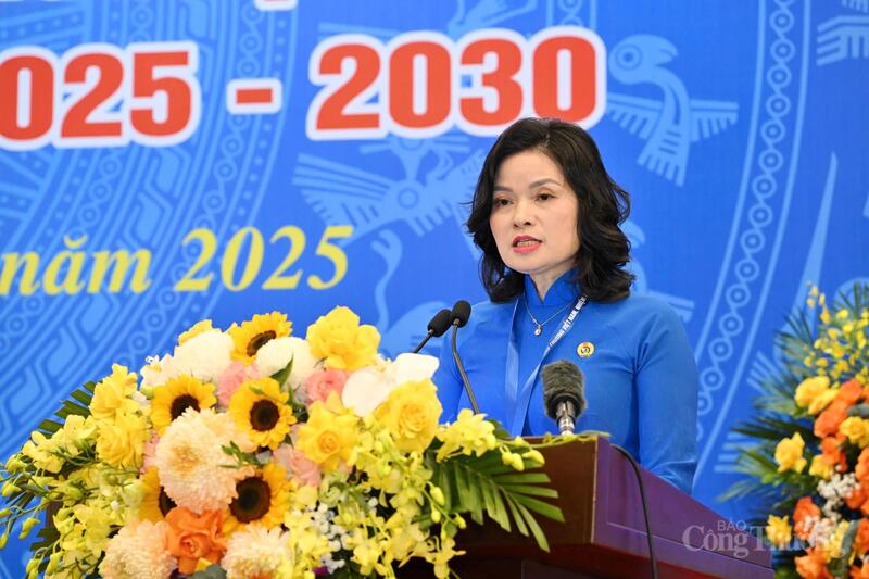 Bà Lê Thị Đức - Phó Chủ tịch Công đoàn Công Thương Việt Nam đã trình bày dự thảo Báo cáo kiểm điểm của Ban Chấp hành Công đoàn Công Thương Việt Nam khóa IV. Ảnh: Cấn Dũng