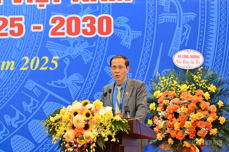 Ông Vũ Trường Sơn - Phó Chủ tịch Công đoàn Công Thương Việt Nam trình bày Báo cáo tổng hợp kiến nghị của đoàn viên, công nhân, viên chức, người lao động với Đảng, Nhà nước, Tổng Liên đoàn, Bộ Công Thương. Ảnh: Cấn Dũng