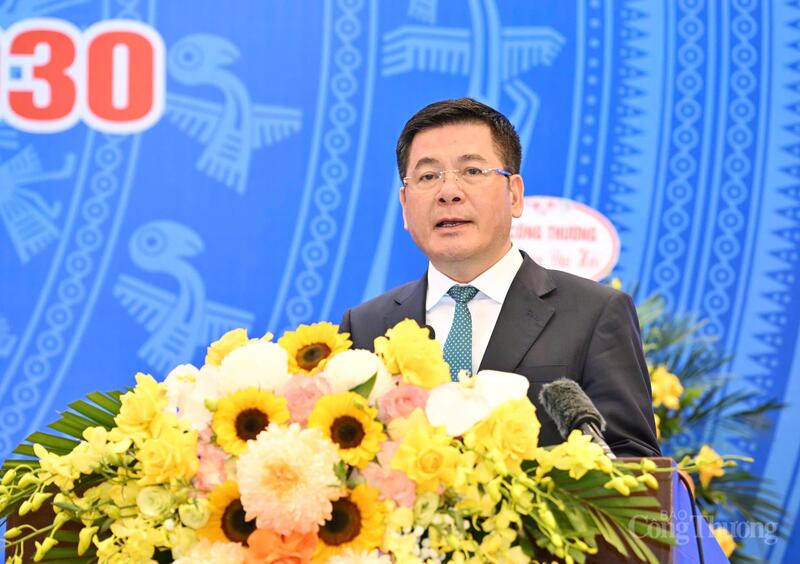 Đồng chí Nguyễn Hồng Diên - Ủy viên Ban Chấp hành Trung ương Đảng, Bí thư Đảng ủy, Bộ trưởng Bộ Công Thương phát biểu tại Đại hội. Ảnh: Cấn Dũng