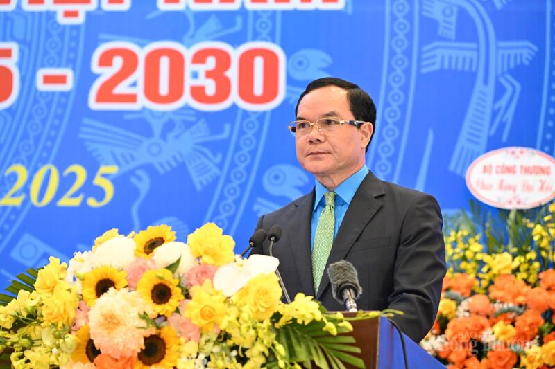 Đồng chí Nguyễn Đình Khang - Ủy viên Trung ương Đảng, Phó Chủ tịch Ủy ban Trung ương Mặt trận Tổ quốc Việt Nam, Chủ tịch Tổng Liên đoàn lao động Việt Nam phát biểu tại Đại hội. Ảnh: Cấn Dũng.