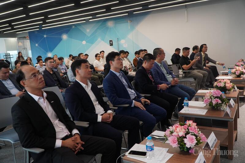 Các đại biểu tham dự diễn đàn.