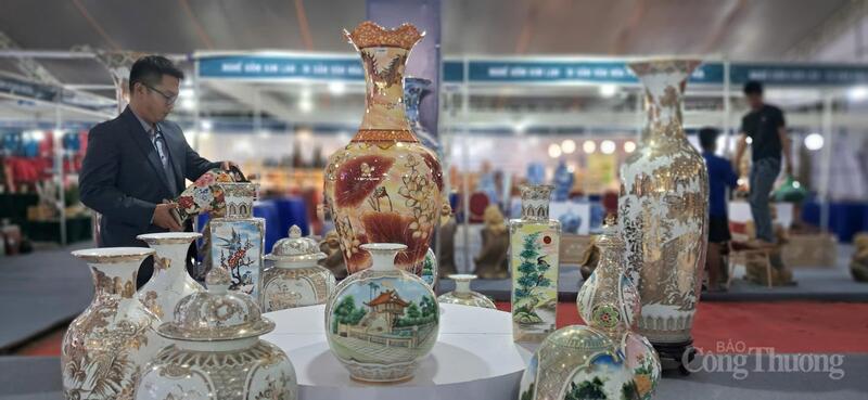 Bát Tràng là vùng đất có lịch sử hơn 700 năm, nổi tiếng với nghề gốm sứ truyền thống và không gian văn hóa làng cổ đặc sắc. Ảnh: N.H.