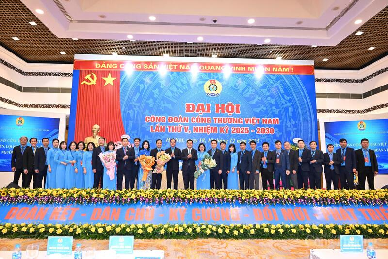 Ban Chấp hành Công đoàn Công Thương Việt Nam khóa V ra mắt đại hội. Ảnh: Cấn Dũng